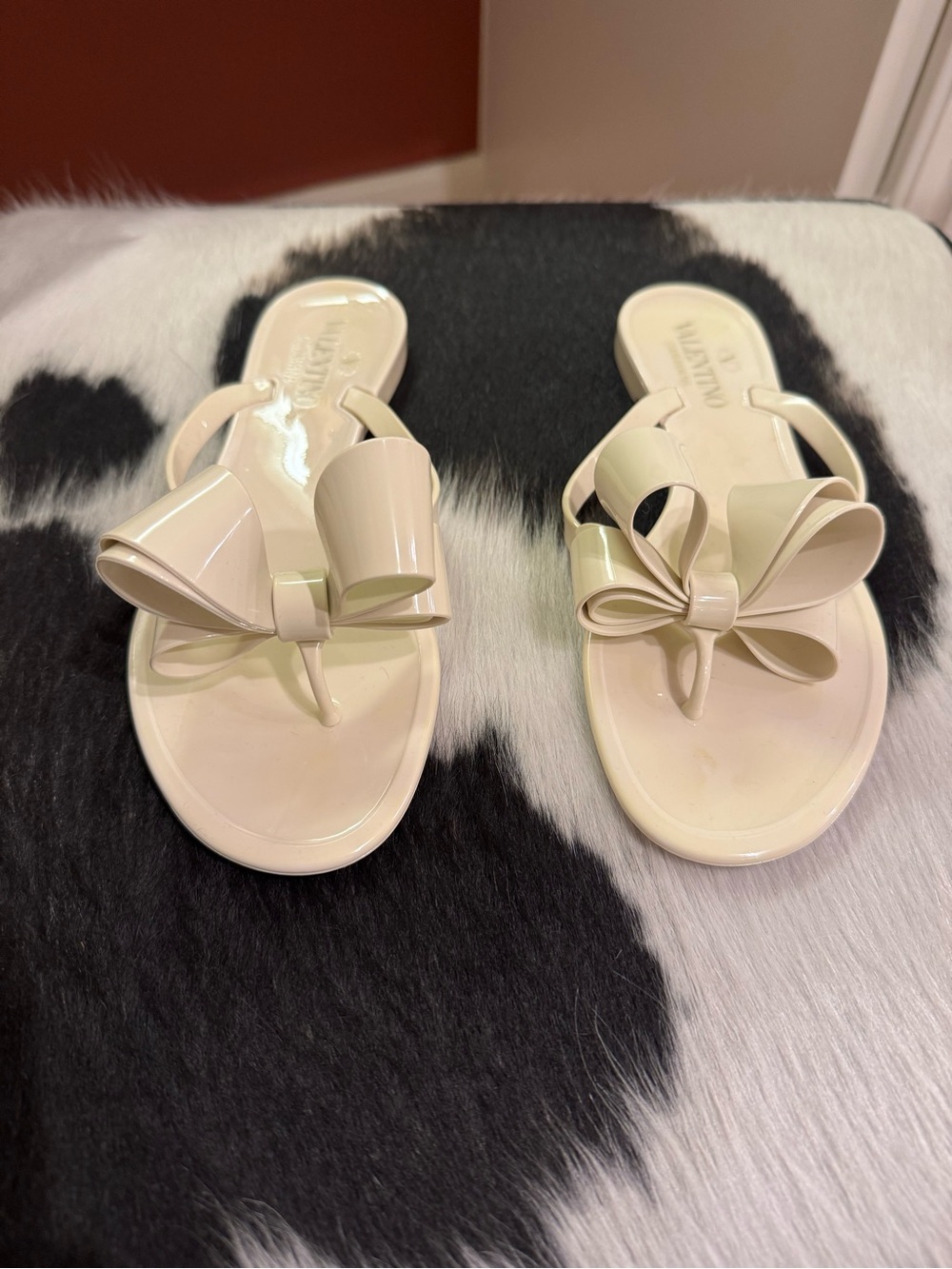 VALENTINO GARAVANI Cream Patent Bow Jelly Thong Sandals